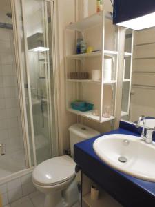 Kúpeľňa v ubytovaní CAP LES PINS Joli T2 piscine tennis Mt St Martin Cap d'Agde