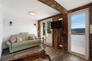 Una sala de estar con un sofá y una ventana grande. en Ferienhaus Fenzl, en Johanngeorgenstadt
