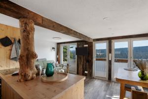 Una sala de estar con una mesa y algunas ventanas. en Ferienhaus Fenzl, en Johanngeorgenstadt