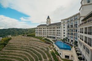 Bazén v ubytování Twin Lakes Hotel near Tagaytay nebo v jeho okolí