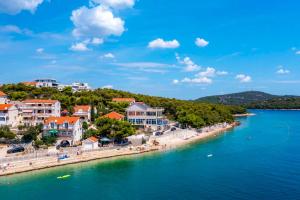Blick auf einen Strand in einer Stadt auf dem Wasser in der Unterkunft Mala kuća od soli pokraj mora 4 osobe Jezera Murter in Jezera
