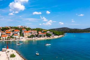 Φωτογραφία από το άλμπουμ του Mala kuća od soli pokraj mora 4 osobe Jezera Murter σε Jezera