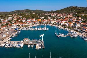 Φωτογραφία από το άλμπουμ του Mala kuća od soli pokraj mora 4 osobe Jezera Murter σε Jezera