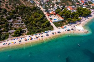 Φωτογραφία από το άλμπουμ του Mala kuća od soli pokraj mora 4 osobe Jezera Murter σε Jezera
