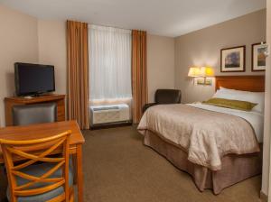 מיטה או מיטות בחדר ב-Candlewood Suites Buffalo Amherst, an IHG Hotel