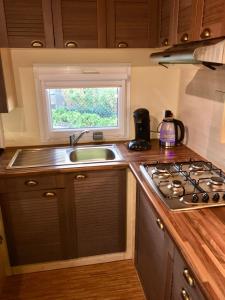 Kuchyň nebo kuchyňský kout v ubytování NORDSEE GLAMPING MobilheimChaletStacaravan-2329-