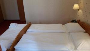 Postel nebo postele na pokoji v ubytování Hotel Pension Walzerstadt