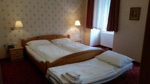Postel nebo postele na pokoji v ubytování Hotel Pension Walzerstadt