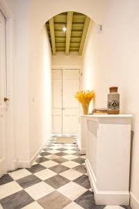 een hal met een zwart-wit geruite vloer bij Genteel Home Mateos Gago Terrace VI in Sevilla