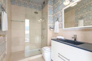 een badkamer met douche, wastafel en toilet bij Genteel Home Mateos Gago Terrace VI in Sevilla