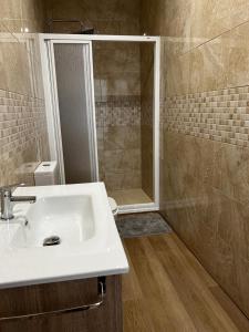 a bathroom with a sink and a shower at Pósito de Don Juan in Fuente Victoria +18 photos