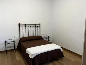 a small bed in a room with white walls at Pósito de Don Juan in Fuente Victoria