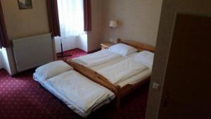 Postel nebo postele na pokoji v ubytování Hotel Pension Walzerstadt