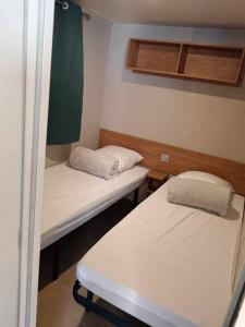 Postel nebo postele na pokoji v ubytování Mobil Home Bouginvilliers 2