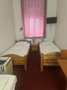 Postel nebo postele na pokoji v ubytování Hotel Pension Walzerstadt