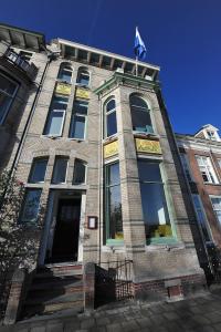 een bakstenen gebouw met een vlag erop bij Boetiek Hotel Kampen in Kampen