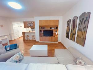 a living room with a white couch and a table at En pleno centro del casco histórico de Hondarribia in Hondarribia