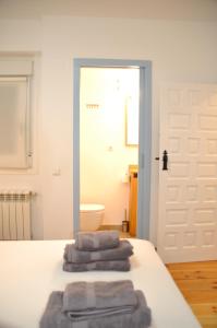 a group of towels sitting on a table in a bathroom at En pleno centro del casco histórico de Hondarribia in Hondarribia +34 photos