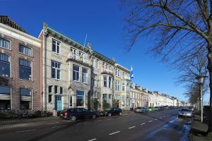 een straat met gebouwen en auto's op straat bij Boetiek Hotel Kampen in Kampen