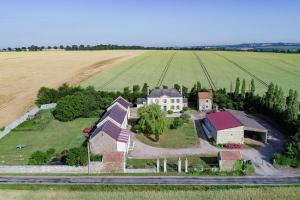 una vista aerea di una casa e di un campo di Le Pavillon de Chasse a Saint-Agnan-le-Malherbe