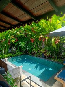 una piscina in un giardino con piante di Villa Ssweta 2 a Canggu