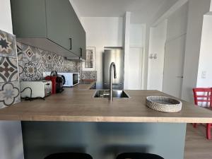 6th Floor Skyline View Studio 2 in Athens的厨房或小厨房