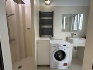 雅典6th Floor Skyline View Studio 2 in Athens的带洗衣机和水槽的小浴室