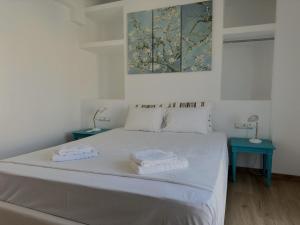6th Floor Skyline View Studio 2 in Athens客房内的一张或多张床位