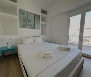 6th Floor Skyline View Studio 2 in Athens客房内的一张或多张床位