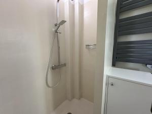 雅典6th Floor Skyline View Studio 2 in Athens的浴室里有淋浴喷头的淋浴 更多20张照片
