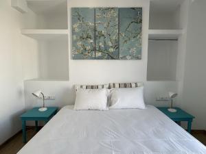 6th Floor Skyline View Studio 2 in Athens客房内的一张或多张床位