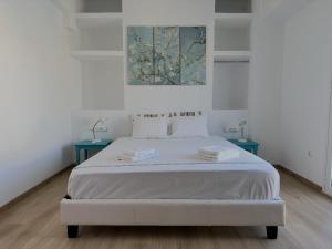 6th Floor Skyline View Studio 2 in Athens客房内的一张或多张床位