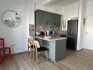 6th Floor Skyline View Studio 2 in Athens的厨房或小厨房