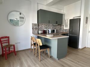 6th Floor Skyline View Studio 2 in Athens的厨房或小厨房