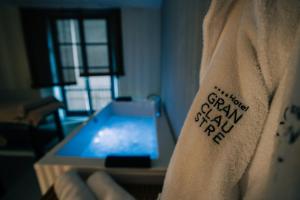 Een bed of bedden in een kamer bij Gran Claustre Boutique Hotel