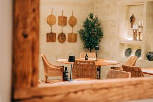 Een zitgedeelte bij Gran Claustre Boutique Hotel