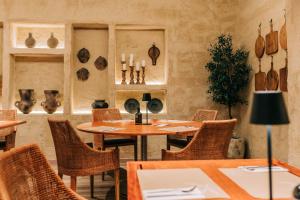 Een zitgedeelte bij Gran Claustre Boutique Hotel