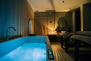 Een bed of bedden in een kamer bij Gran Claustre Boutique Hotel