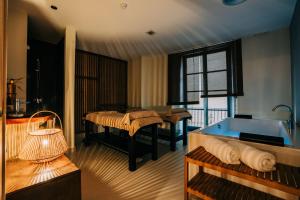 Een bed of bedden in een kamer bij Gran Claustre Boutique Hotel