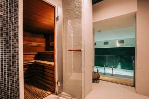 Een badkamer bij Gran Claustre Boutique Hotel