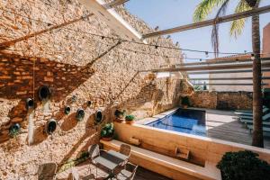 een binnenzwembad in een bakstenen muur bij Gran Claustre Boutique Hotel in Altafulla