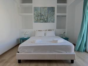 6th Floor Skyline View Studio 2 in Athens客房内的一张或多张床位