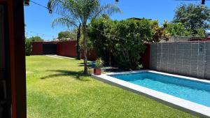 a backyard with a swimming pool in the grass at Casa de categoría para 6 personas in Santiago del Estero