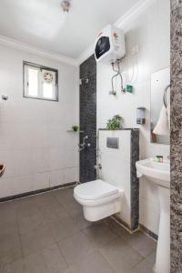 un baño con inodoro y lavabo en The Crimson Cove by Red Olive3BHKFraser Town, en Bangalore 18 fotos más