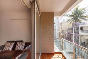 Una sala de estar con un sofá y una ventana grande. en The Crimson Cove by Red Olive3BHKFraser Town, en Bangalore