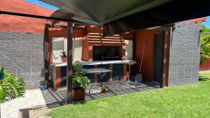 a patio with a table and an umbrella at Casa de categoría para 6 personas in Santiago del Estero