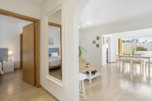 Dieses weiße Apartment verfügt über ein Esszimmer und ein Wohnzimmer. in der Unterkunft Hopstays Vilamoura Aldeia do Golfe - House C3 in Estibeira + 53 Fotos