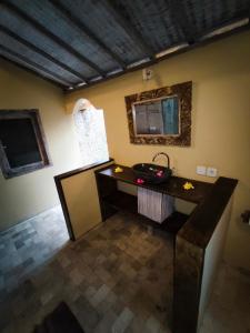 Zimmer mit einer Theke mit einem Spiegel und einem Waschbecken in der Unterkunft Villa Ibu gili trawangan in Gili Trawangan