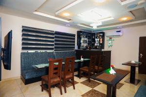 a restaurant with a bar with a table and chairs at ED & DRE Hotel Ibadan in Ibadan