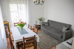 a living room with a couch and a table at Casa Stili in Perledo